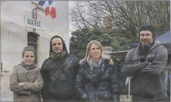 Eléonore Halnais, Hugo Roussilhe, Sonia Convert, Miche Chêne (et Catherine Terrasse, absente sur la photo), ici devant la « fausse » mairie.